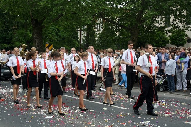 Wyszli z Eucharystią na Rynek - zdjęcia