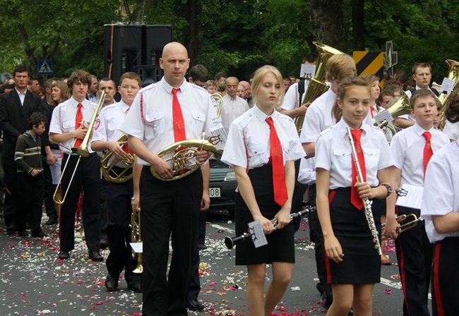 Wyszli z Eucharystią na Rynek - zdjęcia