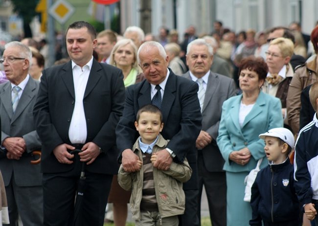Wyszli z Eucharystią na Rynek - zdjęcia