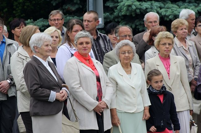 Wyszli z Eucharystią na Rynek - zdjęcia