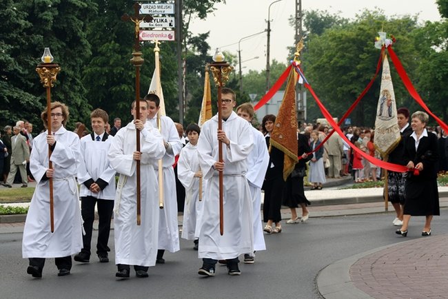 Wyszli z Eucharystią na Rynek - zdjęcia