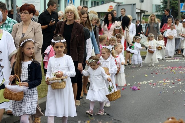 Wyszli z Eucharystią na Rynek - zdjęcia