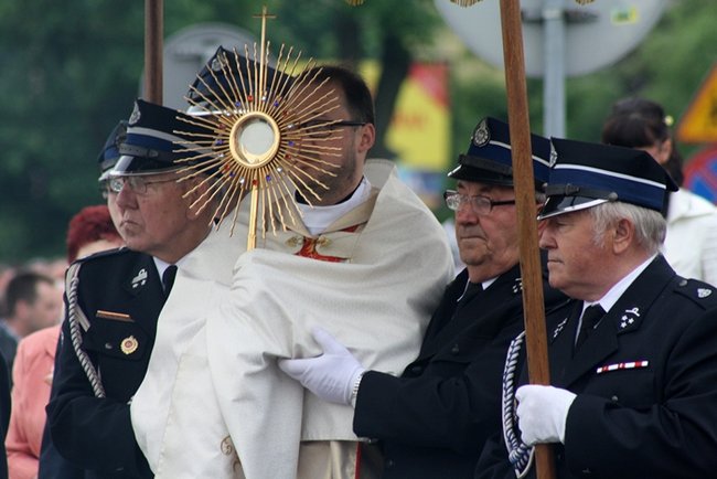 Wyszli z Eucharystią na Rynek - zdjęcia