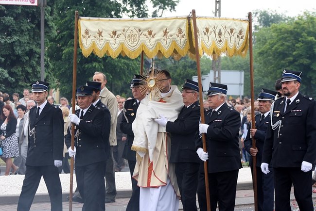 Wyszli z Eucharystią na Rynek - zdjęcia