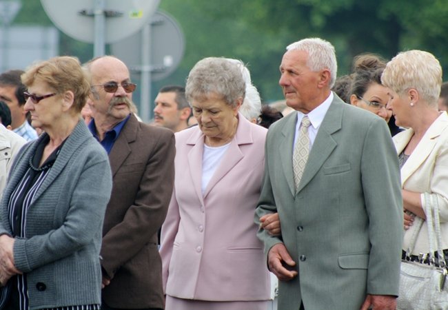 Wyszli z Eucharystią na Rynek - zdjęcia