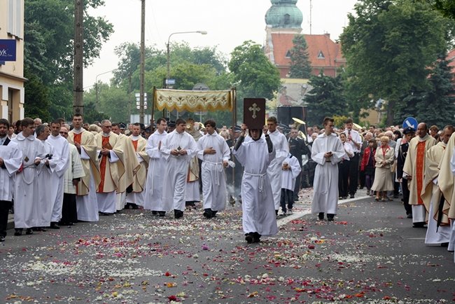 Wyszli z Eucharystią na Rynek - zdjęcia