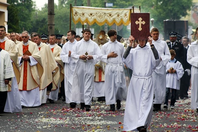 Wyszli z Eucharystią na Rynek - zdjęcia