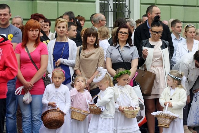 Wyszli z Eucharystią na Rynek - zdjęcia