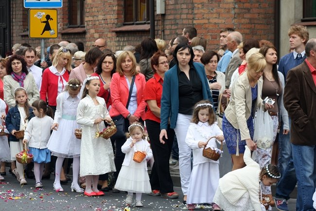 Wyszli z Eucharystią na Rynek - zdjęcia