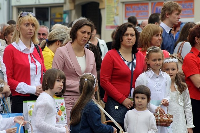 Wyszli z Eucharystią na Rynek - zdjęcia