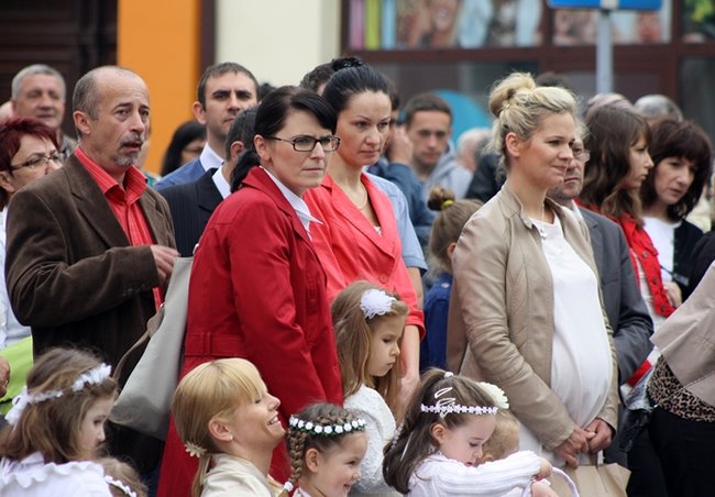 Wyszli z Eucharystią na Rynek - zdjęcia
