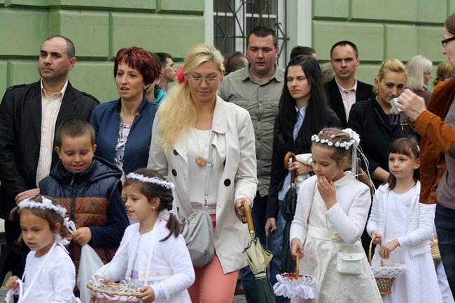 Wyszli z Eucharystią na Rynek - zdjęcia