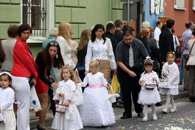 Wyszli z Eucharystią na Rynek - zdjęcia