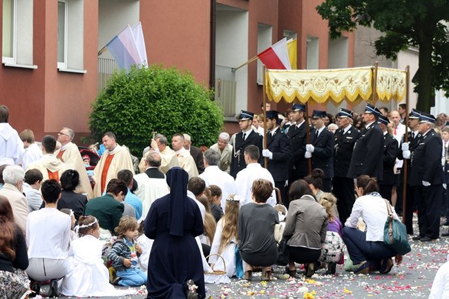 Wyszli z Eucharystią na Rynek - zdjęcia