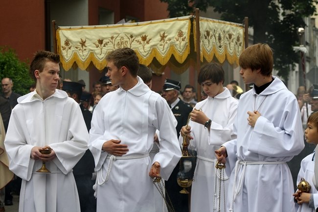 Wyszli z Eucharystią na Rynek - zdjęcia