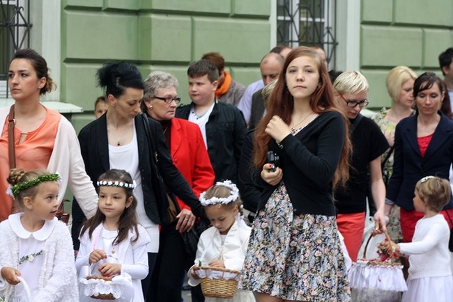 Wyszli z Eucharystią na Rynek - zdjęcia