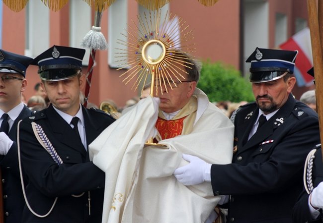 Wyszli z Eucharystią na Rynek - zdjęcia