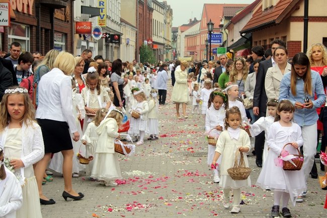 Wyszli z Eucharystią na Rynek - zdjęcia