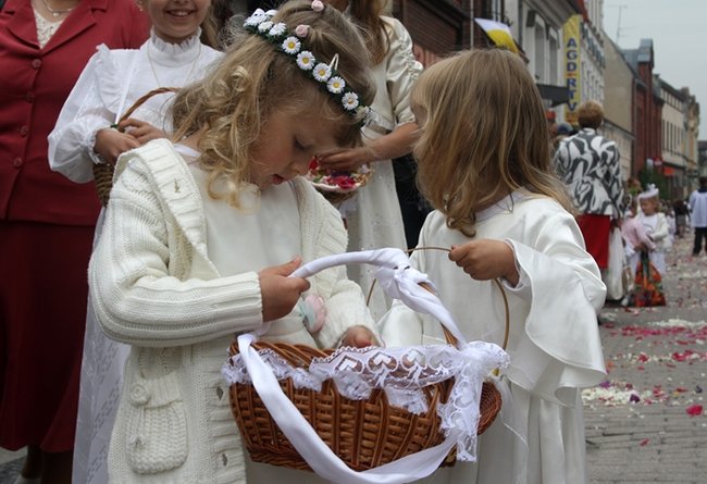 Wyszli z Eucharystią na Rynek - zdjęcia