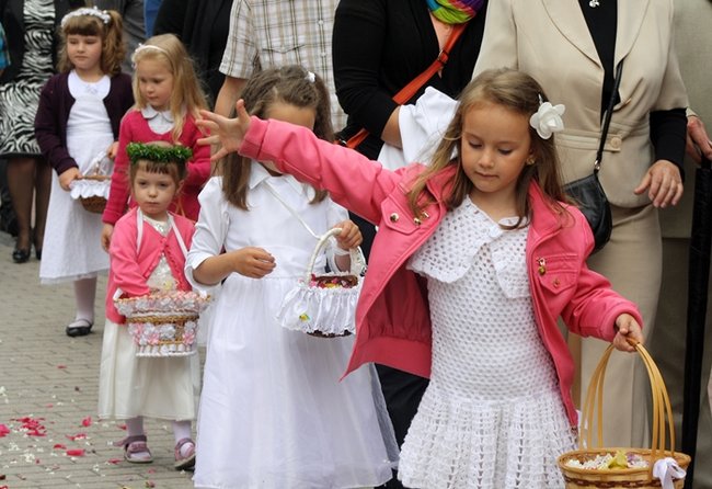 Wyszli z Eucharystią na Rynek - zdjęcia