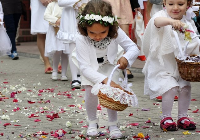 Wyszli z Eucharystią na Rynek - zdjęcia