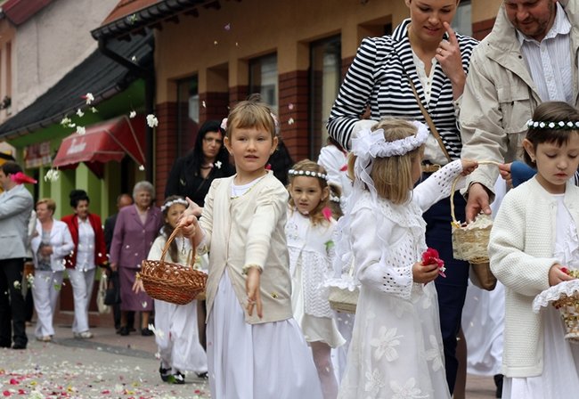 Wyszli z Eucharystią na Rynek - zdjęcia