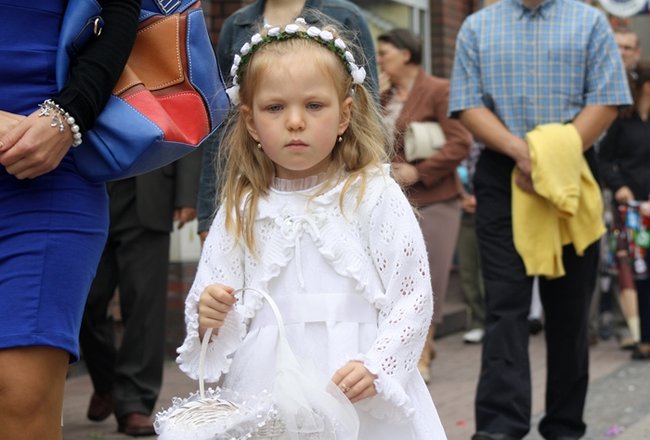 Wyszli z Eucharystią na Rynek - zdjęcia