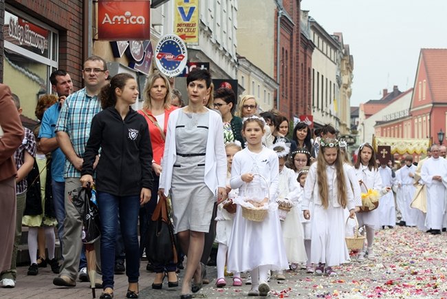 Wyszli z Eucharystią na Rynek - zdjęcia
