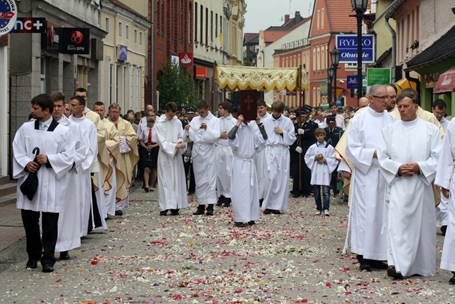 Wyszli z Eucharystią na Rynek - zdjęcia
