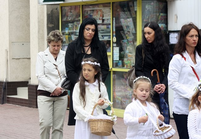 Wyszli z Eucharystią na Rynek - zdjęcia
