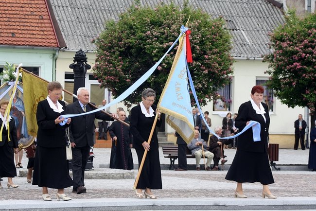 Wyszli z Eucharystią na Rynek - zdjęcia