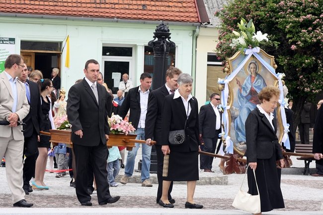 Wyszli z Eucharystią na Rynek - zdjęcia