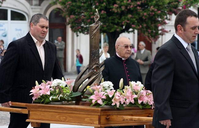 Wyszli z Eucharystią na Rynek - zdjęcia