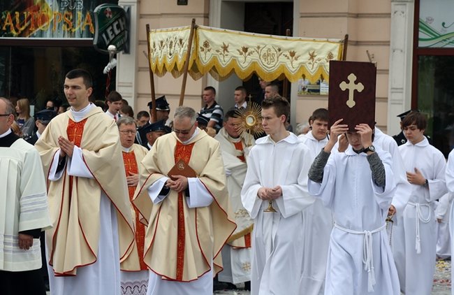 Wyszli z Eucharystią na Rynek - zdjęcia