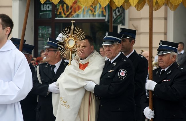 Wyszli z Eucharystią na Rynek - zdjęcia