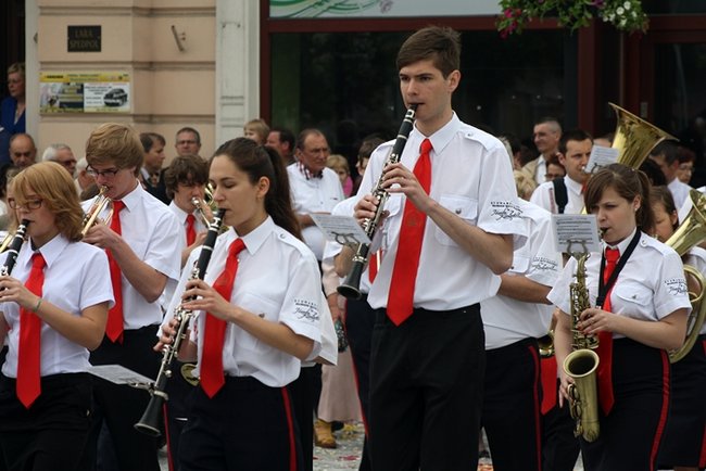 Wyszli z Eucharystią na Rynek - zdjęcia