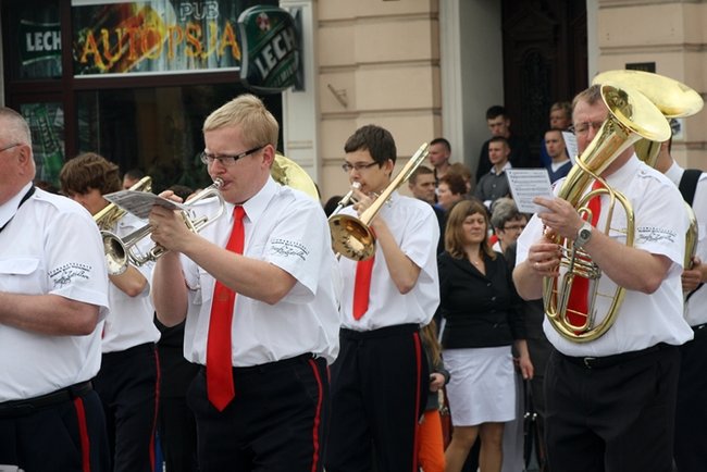 Wyszli z Eucharystią na Rynek - zdjęcia