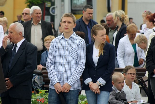 Wyszli z Eucharystią na Rynek - zdjęcia