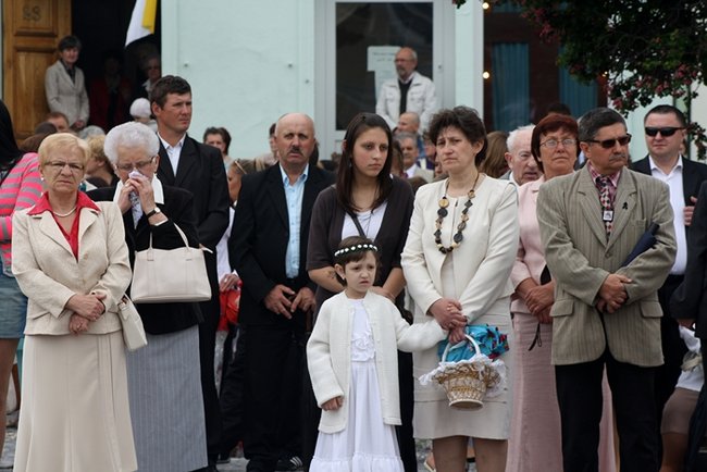 Wyszli z Eucharystią na Rynek - zdjęcia