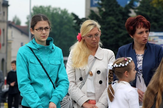 Wyszli z Eucharystią na Rynek - zdjęcia