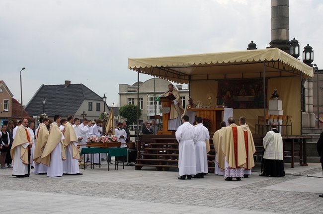Wyszli z Eucharystią na Rynek - zdjęcia