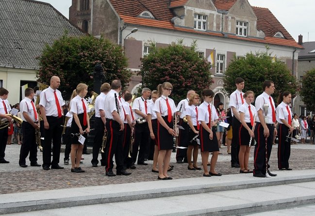 Wyszli z Eucharystią na Rynek - zdjęcia