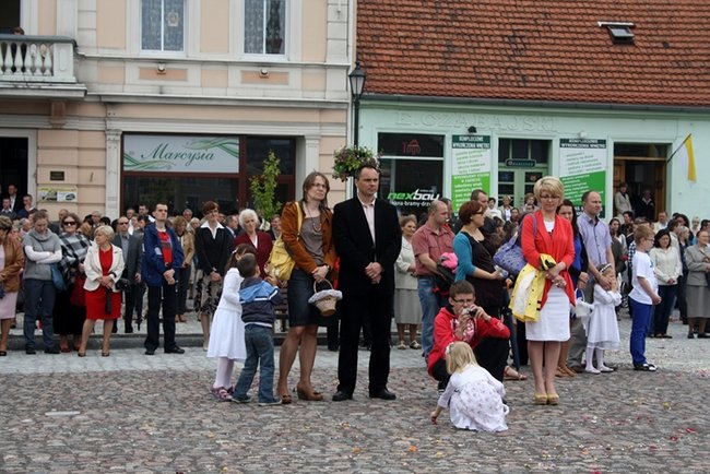 Wyszli z Eucharystią na Rynek - zdjęcia