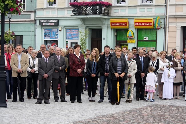 Wyszli z Eucharystią na Rynek - zdjęcia