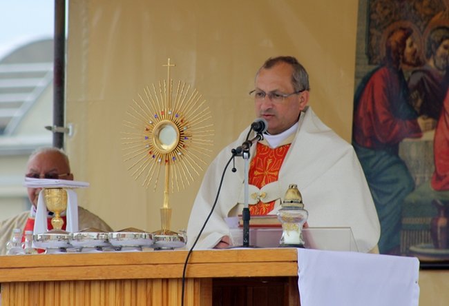 Wyszli z Eucharystią na Rynek - zdjęcia