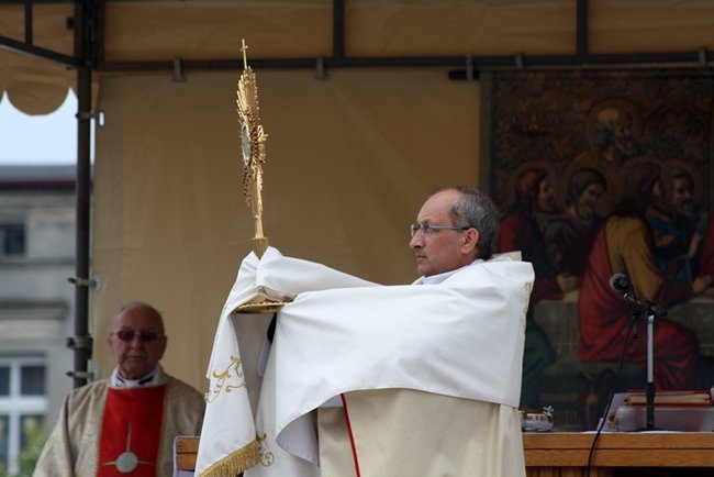 Wyszli z Eucharystią na Rynek - zdjęcia