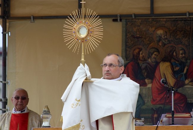 Wyszli z Eucharystią na Rynek - zdjęcia