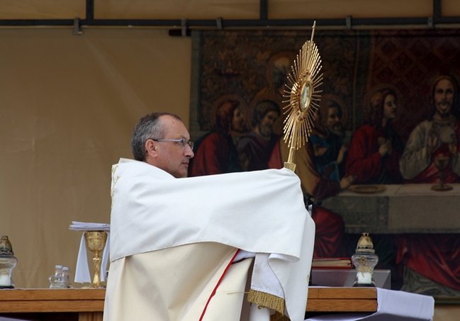 Wyszli z Eucharystią na Rynek - zdjęcia