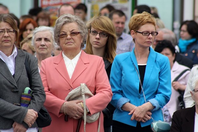 Wyszli z Eucharystią na Rynek - zdjęcia