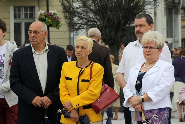 Wyszli z Eucharystią na Rynek - zdjęcia